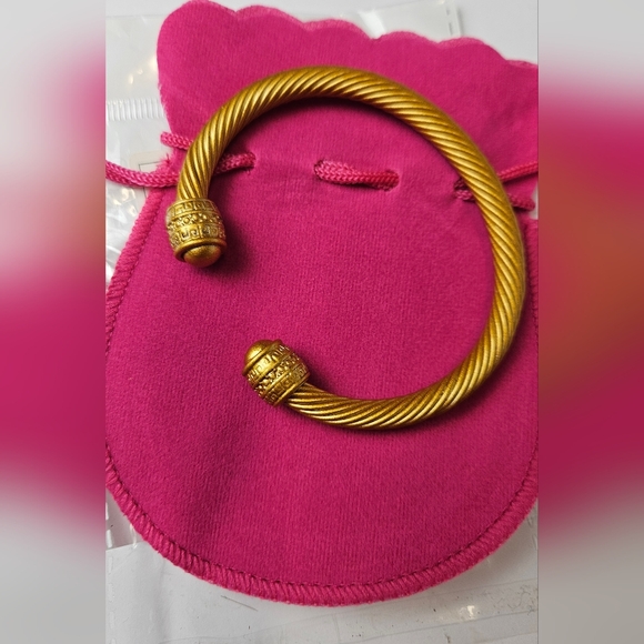 Elegant Gold-Toned Women's Bracelet - Picture 3 of 9